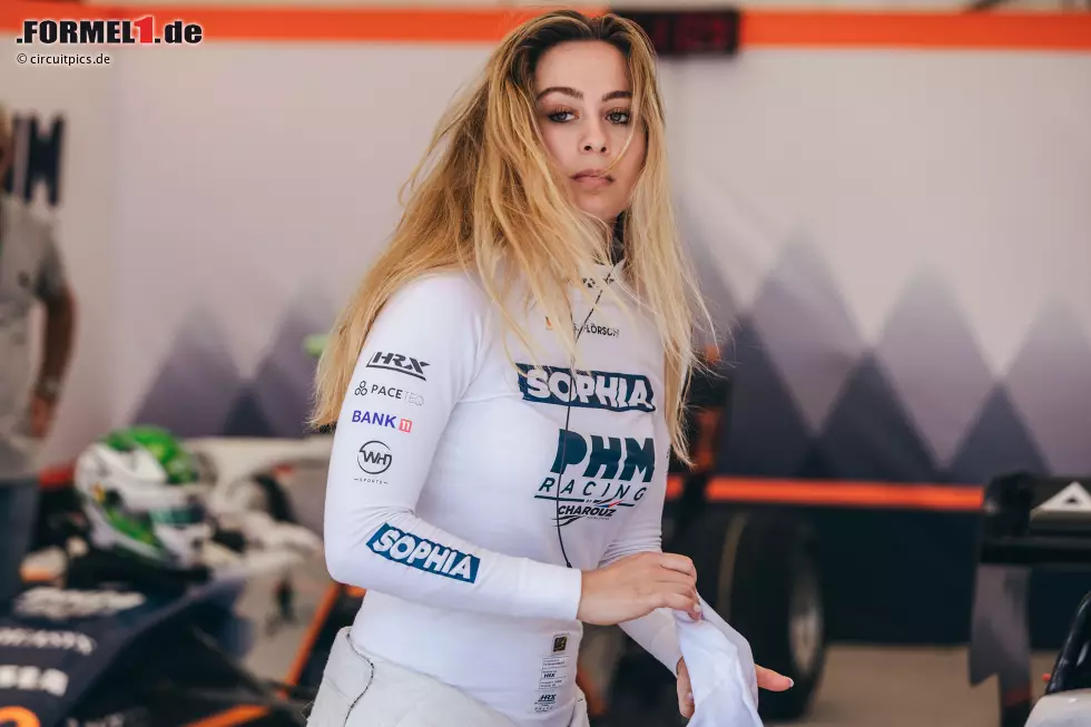 Sophia Flörsch gehört ebenfalls zum Nachwuchsprogramm von Alpine und fährt wie ihre Kollegen Gabriele Mini und Nikola Zolow in der Formel 3, wo sie von PHM zum Team Van Amersfoort gewechselt ist. Foto zur News: Sophia Flörsch gehört ebenfalls zum Nachwuchsprogramm von Alpine und fährt wie ihre Kollegen Gabriele Mini und Nikola Zolow in der Formel 3, wo sie von PHM zum Team Van Amersfoort gewechselt ist.