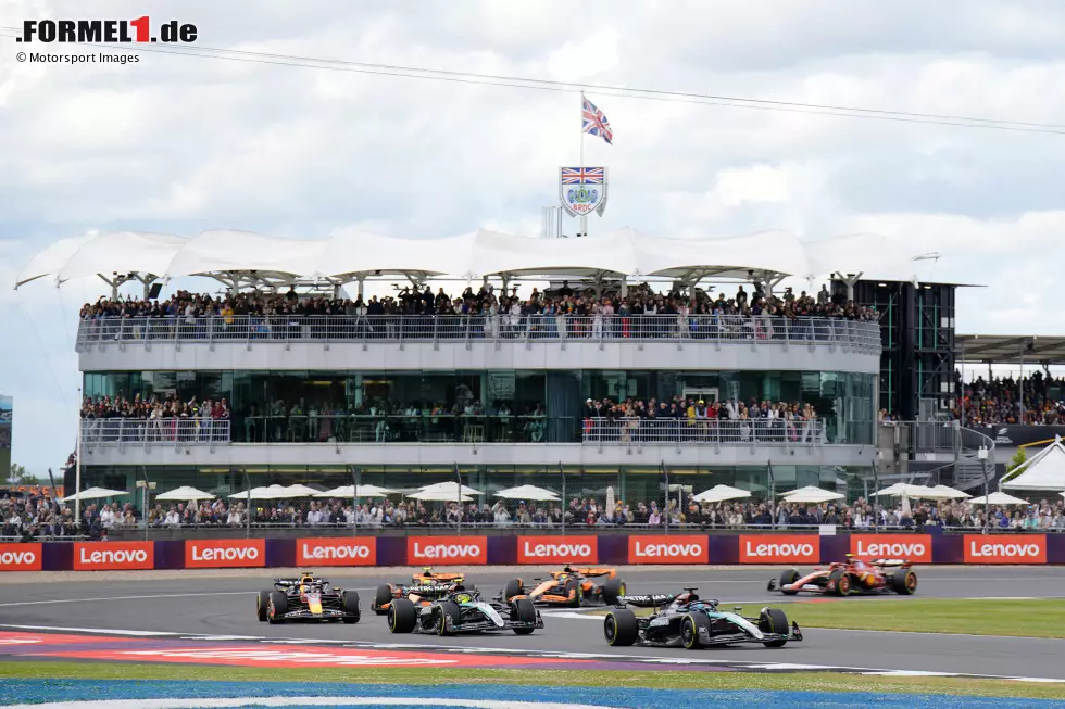 12. Silverstone, Großbritannien (6. Juli 2025) - Ins "Home of British Motor Racing" kommt die Formel 1 Anfang Juli. Hier fand 1950 das erste Rennen der neuen Formel-1-Geschichte statt. Den letzten großen Umbau gab es 2010. Nirgendwo wird Lewis Hamilton so gefeiert wie hier. Foto zur News: 12. Silverstone, Großbritannien (6. Juli 2025) - Ins "Home of British Motor Racing" kommt die Formel 1 Anfang Juli. Hier fand 1950 das erste Rennen der neuen Formel-1-Geschichte statt. Den letzten großen Umbau gab es 2010. Nirgendwo wird Lewis Hamilton so gefeiert wie hier.