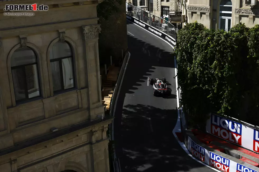 17. Baku, Aserbaidschan (21. September 2025) - Ungewöhnlich spät ist die Formel 1 in der Hauptstadt von Aserbaidschan zu Gast, wo die Fahrer ein abwechslungsreicher Kurs erwartet: Es geht vorbei an Engstellen rund um die historische Altstadt und dann auf eine 2,2 Kilometer lange Highspeed-Gerade. Foto zur News: 17. Baku, Aserbaidschan (21. September 2025) - Ungewöhnlich spät ist die Formel 1 in der Hauptstadt von Aserbaidschan zu Gast, wo die Fahrer ein abwechslungsreicher Kurs erwartet: Es geht vorbei an Engstellen rund um die historische Altstadt und dann auf eine 2,2 Kilometer lange Highspeed-Gerade.