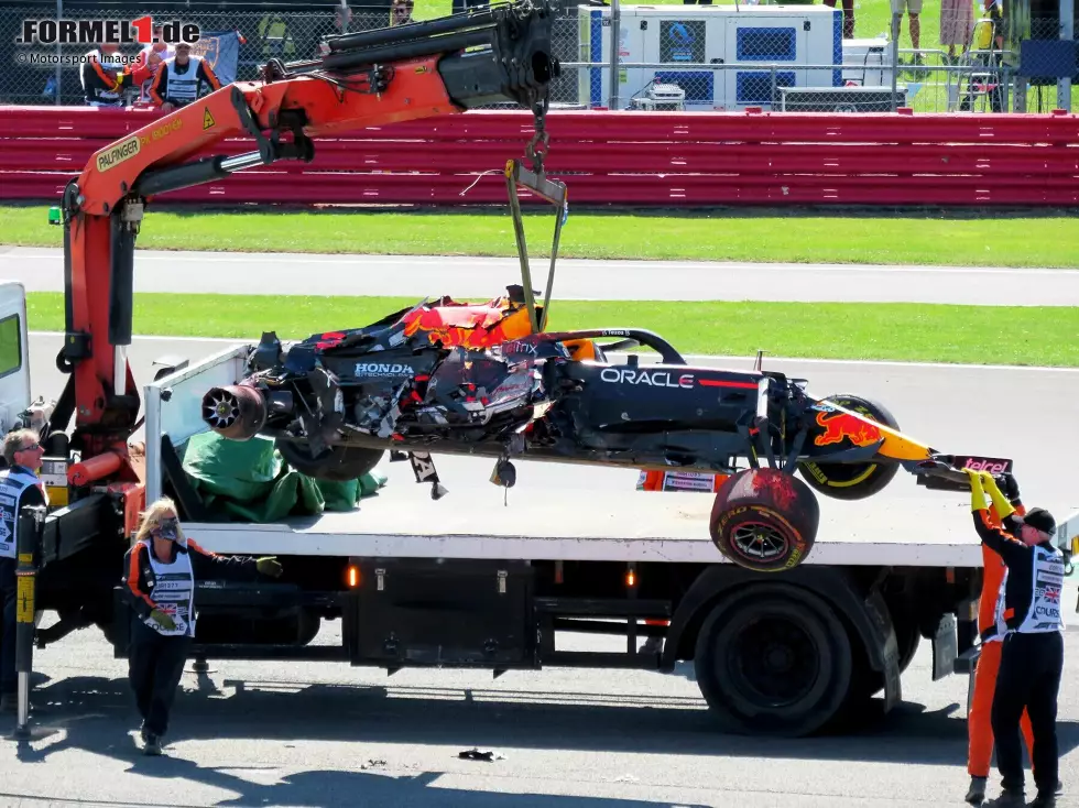 14. Großbritannien 2021: Noch immer wird heiß über die Kollision zwischen Max Verstappen und Lewis Hamilton am Start diskutiert. Hat der Mercedes-Pilot die volle Schuld am Abflug des späteren Weltmeisters oder hätte Verstappen, der im Krankenhaus untersucht wird, mehr Platz lassen müssen? Foto zur News: 14. Großbritannien 2021: Noch immer wird heiß über die Kollision zwischen Max Verstappen und Lewis Hamilton am Start diskutiert. Hat der Mercedes-Pilot die volle Schuld am Abflug des späteren Weltmeisters oder hätte Verstappen, der im Krankenhaus untersucht wird, mehr Platz lassen müssen?