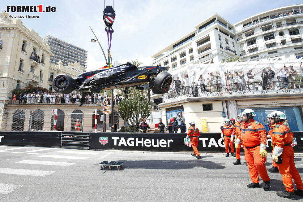 Foto zur News: 1. Monaco 2024: Gleich nach dem Start kommt es auf dem Weg zum Casino hoch zu einer Kollision zwischen Kevin Magnussen (Haas) und Sergio Perez (Red Bull), die sich bei Vollspeed verhaken. Perez dreht sich und räumt auch Nico Hülkenberg (Haas) mit ab. Vor allem der Red Bull ist danach Kernschrott.