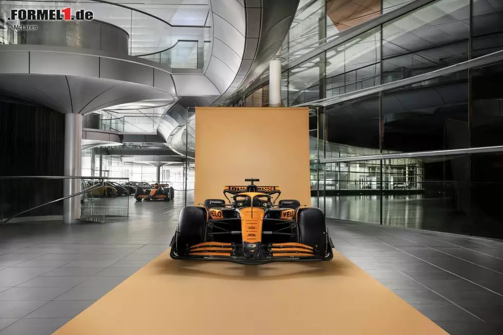 Foto zur News: Keine Studiofotos oder Renderings, McLaren zeigt den echten MCL38 in seiner &quot;natürlichen Umgebung&quot; im McLaren Technology Center in Woking in England, also mittendrin in der Formel-1-Fabrik. Aber wir wollen ...