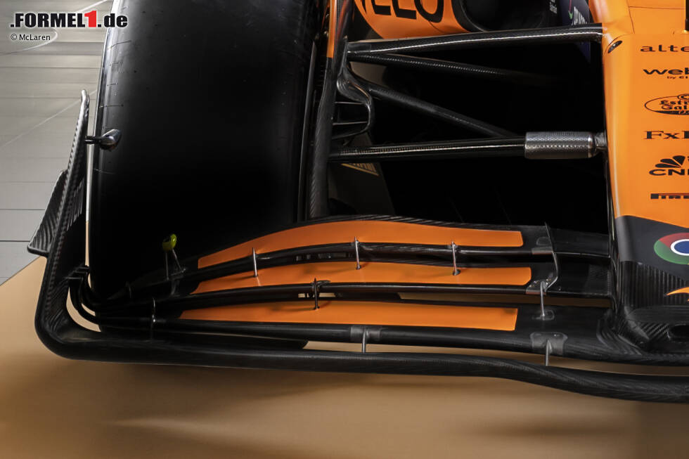 Foto zur News: ... fällt außerdem auf, dass McLaren viele sensible Bereiche des Neuwagens geschickt kaschiert hat. Fast alles, was interessant ist, ist im Dunklen gehalten, so zum Beispiel das Areal rund um die Venturi-Kanäle unterhalb der Seitenkästen. Gut zu sehen ...