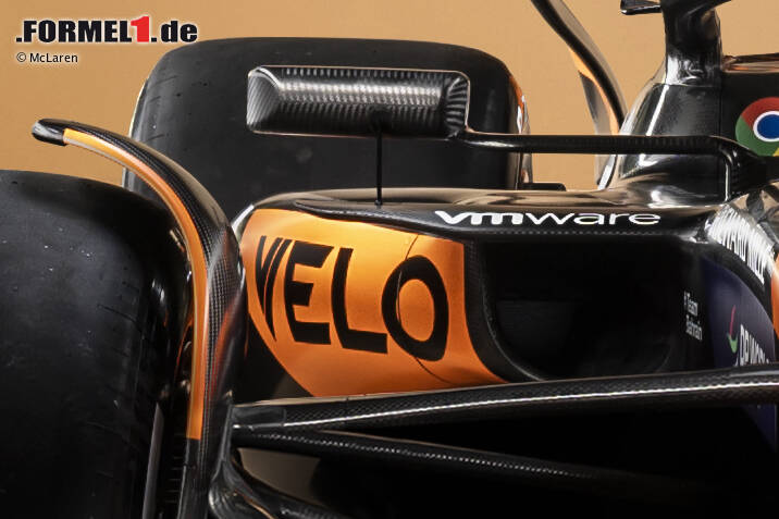 Foto zur News: ... sind dafür die Lufteinlässe im Seitenkasten. Hier geht McLaren einen anderen Weg als die meisten anderen Teams, die ihre Autos bisher vorgestellt haben. Denn während der MCL38 eine große, fast rechteckige Öffnung aufweist, sieht es zum Beispiel bei ...