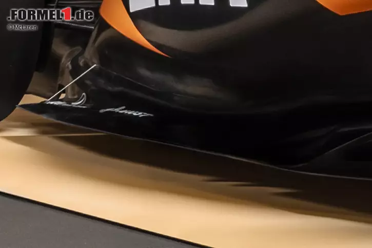 ... den Unterboden des MCL38, der auffällig unauffällig gehalten ist. Hier würde man speziell an der Außenkante Wölbungen, Einschnitte und kleine Winglets erwarten, die es aber am vorgestellten MCL38 nicht gibt. Geheimniskrämerei also! Auch dank der ... Foto zur News: ... den Unterboden des MCL38, der auffällig unauffällig gehalten ist. Hier würde man speziell an der Außenkante Wölbungen, Einschnitte und kleine Winglets erwarten, die es aber am vorgestellten MCL38 nicht gibt. Geheimniskrämerei also! Auch dank der ...