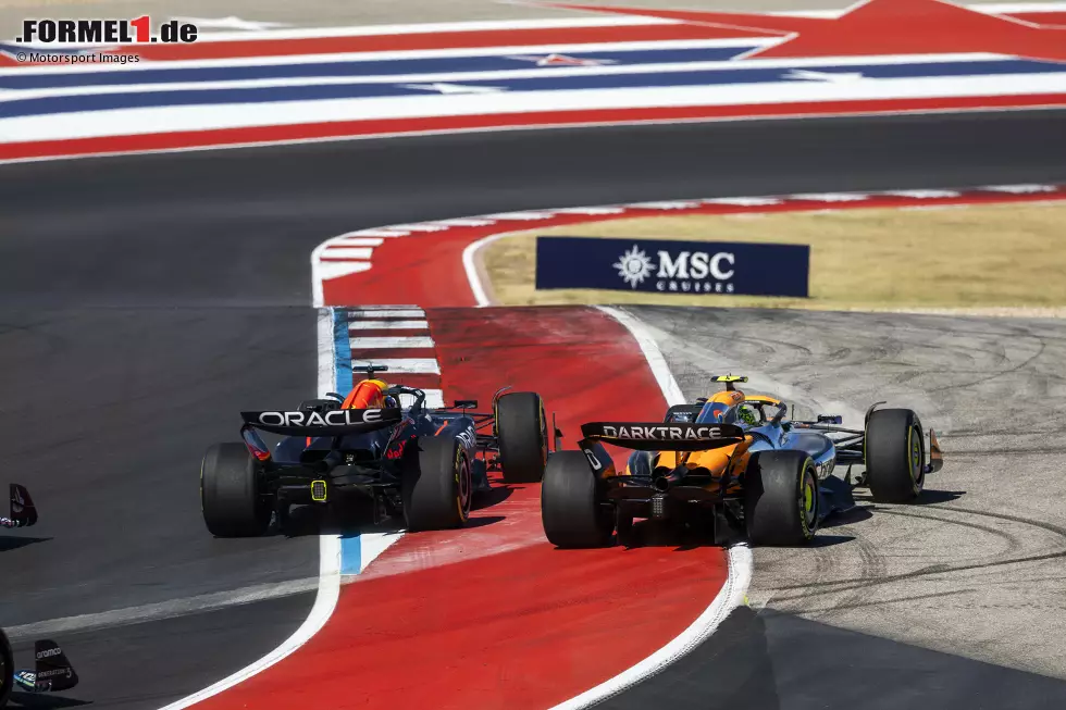 USA: In Austin ist es Max Verstappen, der für Norris zum Stolperstein wird. Die Pole ist der Brite schon nach der ersten Kurve los, weil er vom Niederländer neben die Strecke geschoben wird - und wieder profitiert Leclerc, der sich in Führung setzt. Foto zur News: USA: In Austin ist es Max Verstappen, der für Norris zum Stolperstein wird. Die Pole ist der Brite schon nach der ersten Kurve los, weil er vom Niederländer neben die Strecke geschoben wird - und wieder profitiert Leclerc, der sich in Führung setzt.