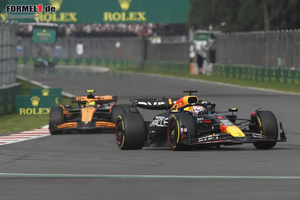Mexiko: Schon eine Woche später wiederholen sich die Vorfälle. Wieder kabbeln sich Norris und Verstappen im Zweikampf, wobei Verstappen seinen Widersacher nebendie Strecke schiebt und diesmal dafür belangt wird. Doch erneut schlüpft Leclerc dabei durch. Foto zur News: Mexiko: Schon eine Woche später wiederholen sich die Vorfälle. Wieder kabbeln sich Norris und Verstappen im Zweikampf, wobei Verstappen seinen Widersacher nebendie Strecke schiebt und diesmal dafür belangt wird. Doch erneut schlüpft Leclerc dabei durch.