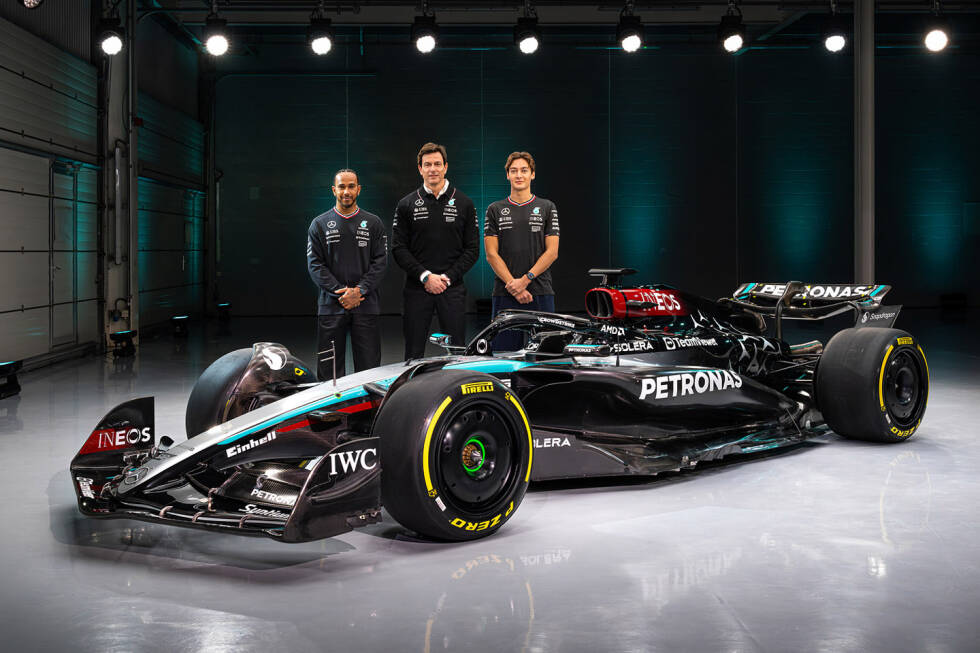 Foto zur News: ... Mercedes-Familienfoto der Fahrer mit Teamchef Toto Wolff wird also anders aussehen. Wie genau und wann, dazu gibt es bislang keinen offiziellen &quot;Fahrplan&quot;. Russell aber verbleibt bis mindestens Ende 2025 im Team.