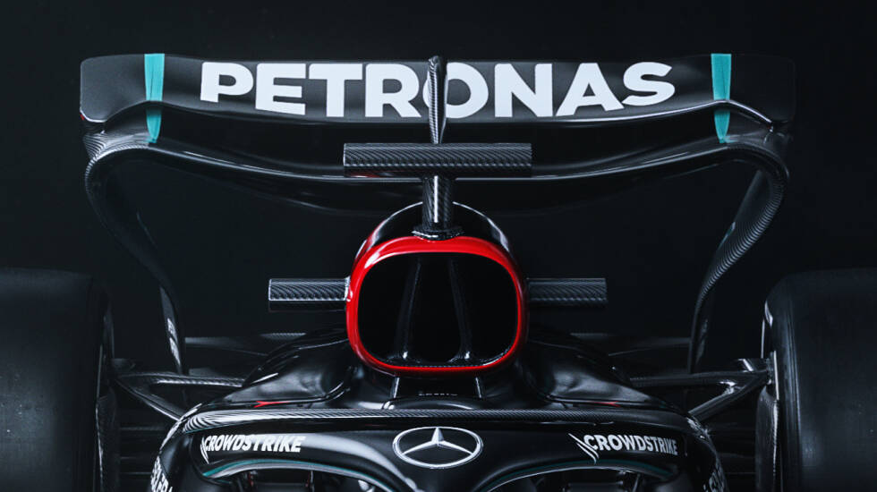 Foto zur News: ... Heckflügel wiederum sehen wir, dass Mercedes das obere Element vom unteren abgehoben hat - wie es dem aktuellen Formel-1-Trend entspricht. Es gibt keinen &quot;runden&quot; Übergang zwischen dem oberen Flügelprofil und den seitlichen Endplatten. Außerdem ist ...