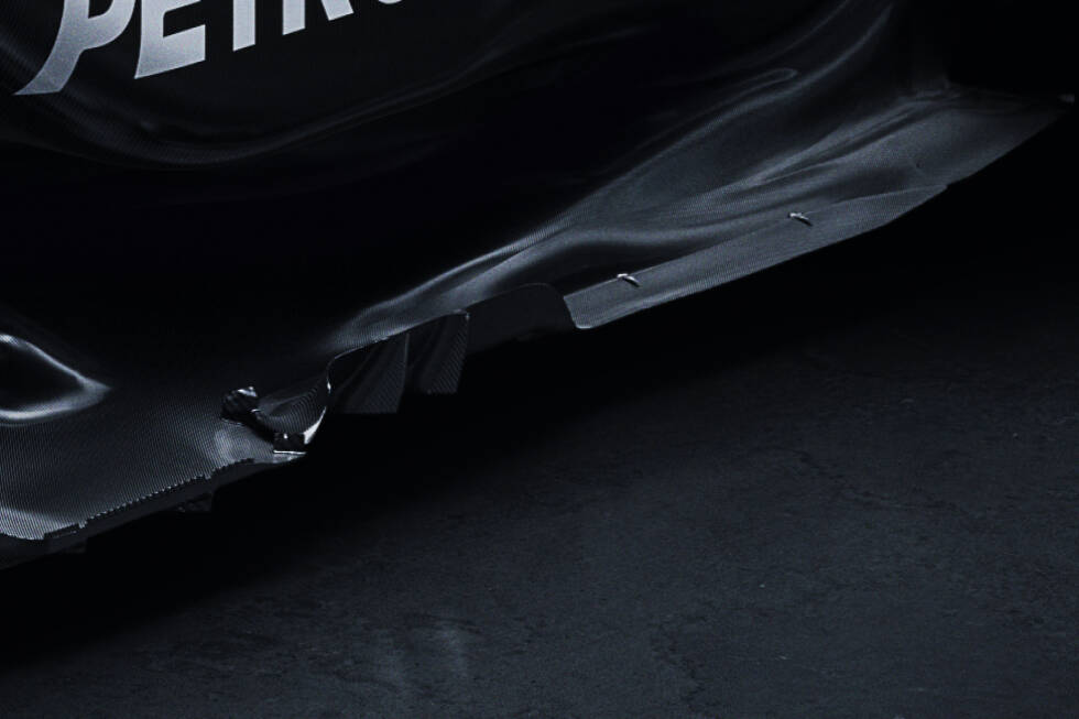 Foto zur News: ... zeigt Mercedes am W15 zumindest einen kleinen Teil dessen, wie die Unterboden-Außenkante aussehen könnte, wenn das Auto ins Rennen geht. McLaren hat nämlich ...