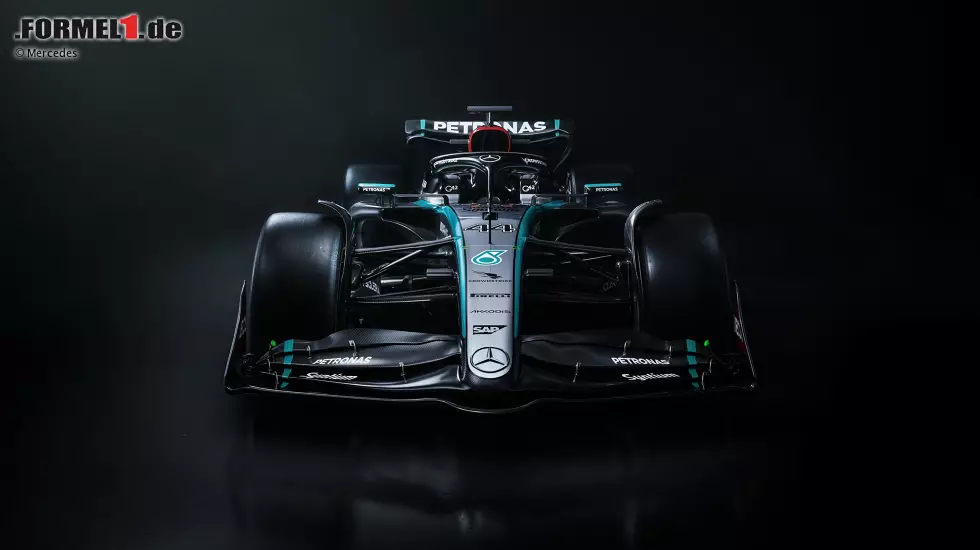 Rein optisch macht sich beim W15 sofort das Silber bemerkbar: Der neue Rennwagen von Hamilton und Russell ist in der Saison 2024 also zumindest teilweise ein "Silberpfeil", zumindest in dieser Ansicht. Dreht man ... Foto zur News: Rein optisch macht sich beim W15 sofort das Silber bemerkbar: Der neue Rennwagen von Hamilton und Russell ist in der Saison 2024 also zumindest teilweise ein "Silberpfeil", zumindest in dieser Ansicht. Dreht man ...