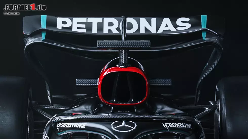 ... Heckflügel wiederum sehen wir, dass Mercedes das obere Element vom unteren abgehoben hat - wie es dem aktuellen Formel-1-Trend entspricht. Es gibt keinen "runden" Übergang zwischen dem oberen Flügelprofil und den seitlichen Endplatten. Außerdem ist ... Foto zur News: ... Heckflügel wiederum sehen wir, dass Mercedes das obere Element vom unteren abgehoben hat - wie es dem aktuellen Formel-1-Trend entspricht. Es gibt keinen "runden" Übergang zwischen dem oberen Flügelprofil und den seitlichen Endplatten. Außerdem ist ...