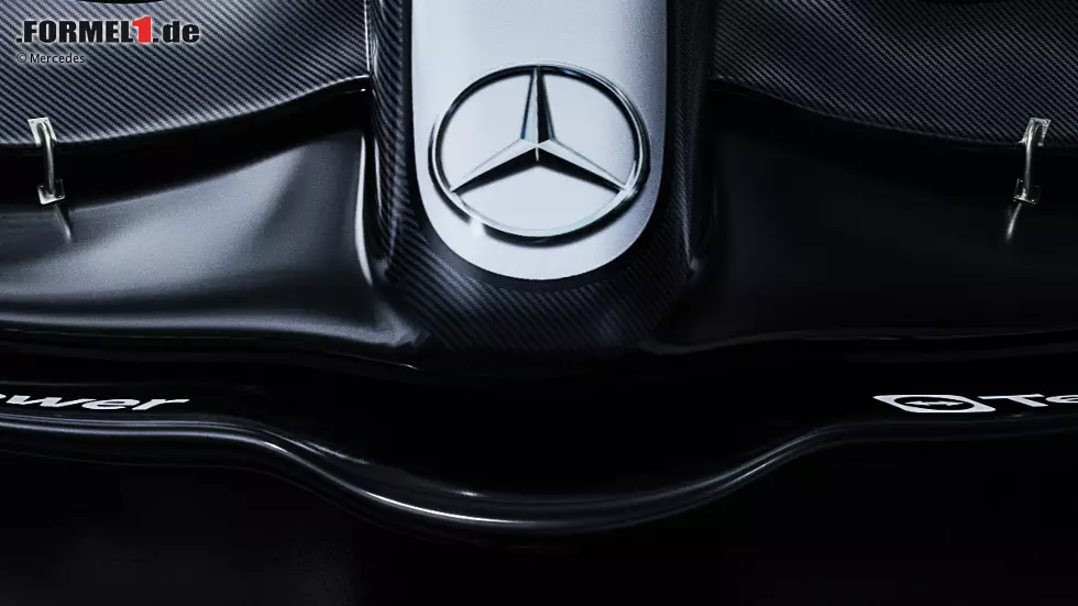 Foto zur News: ... am Auto lässt Mercedes die Nase auf dem zweiten Frontflügel-Element aufsetzen, was wir so auch schon bei anderen Teams gesehen haben. Nicht überall aber ist dabei auch eine Wölbung des ersten Elements aufgetreten wie beim W15. Interessant ...