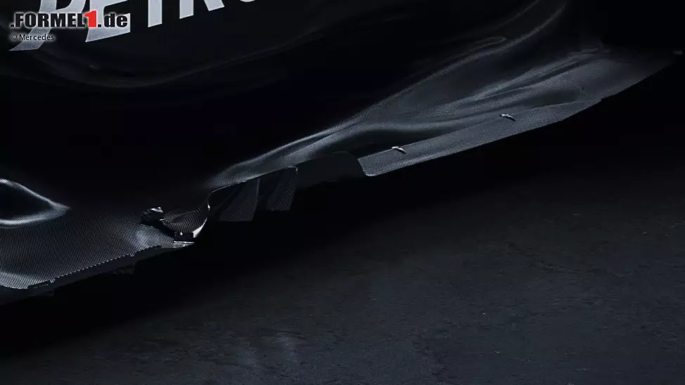 ... zeigt Mercedes am W15 zumindest einen kleinen Teil dessen, wie die Unterboden-Außenkante aussehen könnte, wenn das Auto ins Rennen geht. McLaren hat nämlich ... Foto zur News: ... zeigt Mercedes am W15 zumindest einen kleinen Teil dessen, wie die Unterboden-Außenkante aussehen könnte, wenn das Auto ins Rennen geht. McLaren hat nämlich ...