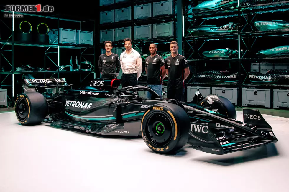 Ab 2023 ist Mick Schumacher der dritte Mann im Silberpfeil-Werksteam neben den Stammfahrern Lewis Hamilton und George Russell. Foto zur News: Ab 2023 ist Mick Schumacher der dritte Mann im Silberpfeil-Werksteam neben den Stammfahrern Lewis Hamilton und George Russell.
