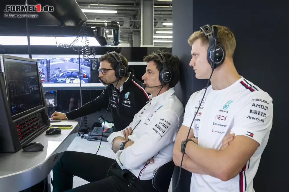 Fortan sieht man Mick Schumacher vor allem in der Mercedes-Box stehen, neben Teamchef Toto Wolff. Im Hintergrund arbeitet Schumacher viel im Simulator und hilft bei der Weiterentwicklung, erfährt reichlich Lob für seine Tätigkeiten. Foto zur News: Fortan sieht man Mick Schumacher vor allem in der Mercedes-Box stehen, neben Teamchef Toto Wolff. Im Hintergrund arbeitet Schumacher viel im Simulator und hilft bei der Weiterentwicklung, erfährt reichlich Lob für seine Tätigkeiten.