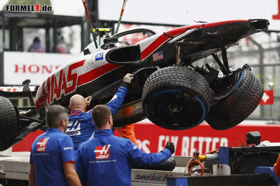 In Japan leistet sich Mick Schumacher auf nasser Strecke einen ärgerlichen Fehler: Das erste Training ist schon abgewinkt, da fliegt er ab und knallt in die Banden. Schumacher ist okay, aber das Auto beschädigt. Foto zur News: In Japan leistet sich Mick Schumacher auf nasser Strecke einen ärgerlichen Fehler: Das erste Training ist schon abgewinkt, da fliegt er ab und knallt in die Banden. Schumacher ist okay, aber das Auto beschädigt.