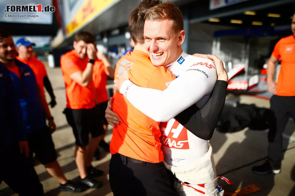 Der Sommer bringt die Erlösung: Platz acht beim Grand Prix in Silverstone beschert Mick Schumacher vier WM-Zähler. Er ist angekommen in der Punktetabelle der Formel 1, die Erleichterung ist groß. Foto zur News: Der Sommer bringt die Erlösung: Platz acht beim Grand Prix in Silverstone beschert Mick Schumacher vier WM-Zähler. Er ist angekommen in der Punktetabelle der Formel 1, die Erleichterung ist groß.