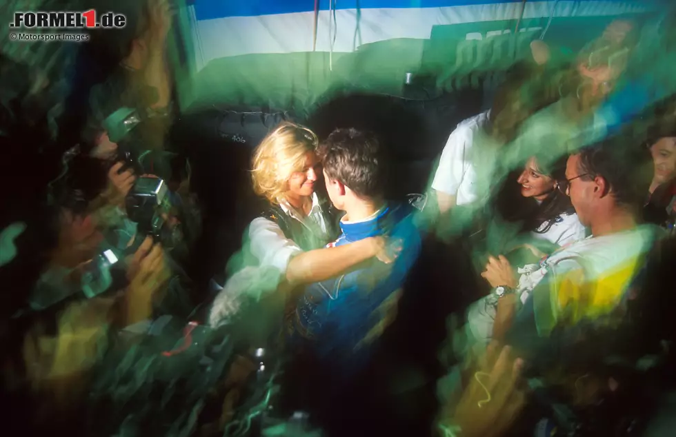 ... Schumacher feiert mit seiner Lebensgefährtin Corinna und der Benetton-Crew bis tief in die Nacht. Was er damals noch nicht ahnt: Er wird zum bestimmenden Mann der folgenden Jahre und mit sieben WM-Titeln zum erfolgreichsten Formel-1-Fahrer überhaupt. Foto zur News: ... Schumacher feiert mit seiner Lebensgefährtin Corinna und der Benetton-Crew bis tief in die Nacht. Was er damals noch nicht ahnt: Er wird zum bestimmenden Mann der folgenden Jahre und mit sieben WM-Titeln zum erfolgreichsten Formel-1-Fahrer überhaupt.