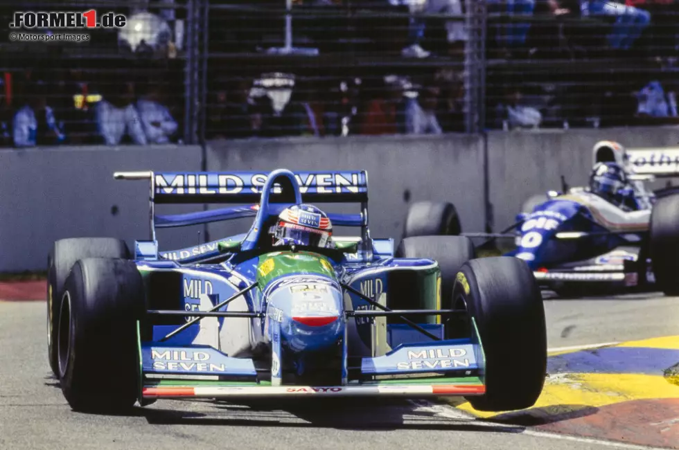 Adelaide (Australien): Schumacher geht in Führung und bestimmt das Geschehen im Grand Prix, dann unterläuft ihm ein Fehler und er touchiert rechts vorne die Mauer. Hill wittert seine Chance und setzt zum Überholen an, aber Schumacher macht zu - es kracht im direkten Duell! Foto zur News: Adelaide (Australien): Schumacher geht in Führung und bestimmt das Geschehen im Grand Prix, dann unterläuft ihm ein Fehler und er touchiert rechts vorne die Mauer. Hill wittert seine Chance und setzt zum Überholen an, aber Schumacher macht zu - es kracht im direkten Duell!