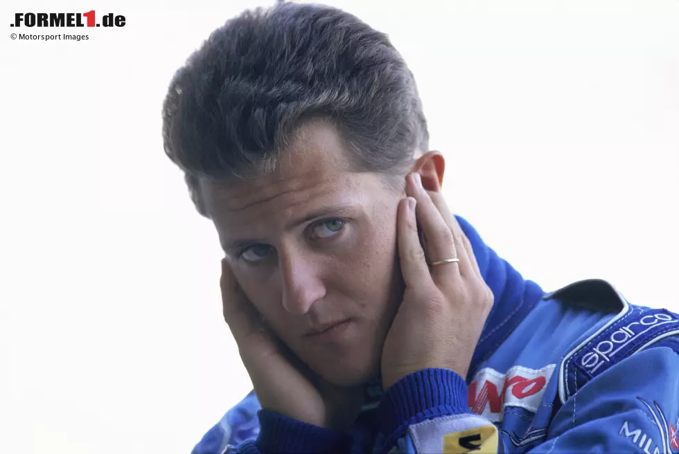 ... Schumacher verliert nicht nur den zweiten Platz hinter Hill in Silverstone, sondern wird später sogar für zwei Rennen gesperrt. Benetton geht in Berufung, die Verhandlungen ziehen sich hin. Foto zur News: ... Schumacher verliert nicht nur den zweiten Platz hinter Hill in Silverstone, sondern wird später sogar für zwei Rennen gesperrt. Benetton geht in Berufung, die Verhandlungen ziehen sich hin.