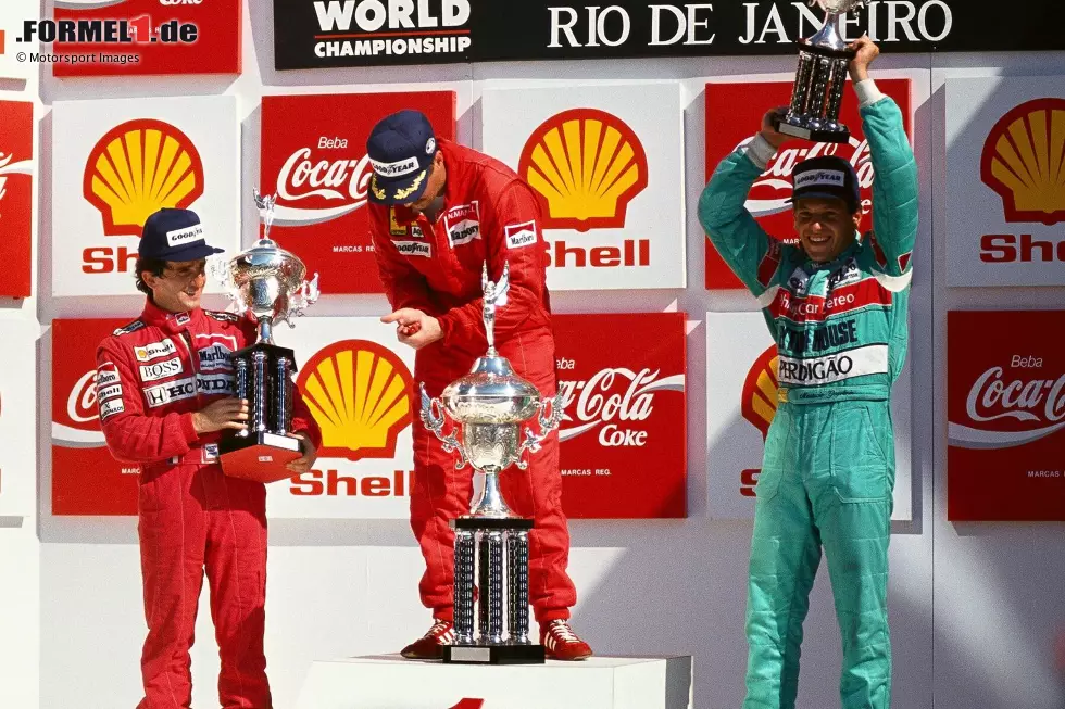 Rio de Janeiro 1989: Nigel Mansell gewinnt bei seinem Debüt als Ferrari-Fahrer, aber auf dem Podium vergeht ihm die Freude. Zwar erhält er als Sieger einen formschönen Pokal, schneidet sich daran aber die Hände auf und blutet! Foto zur News: Rio de Janeiro 1989: Nigel Mansell gewinnt bei seinem Debüt als Ferrari-Fahrer, aber auf dem Podium vergeht ihm die Freude. Zwar erhält er als Sieger einen formschönen Pokal, schneidet sich daran aber die Hände auf und blutet!