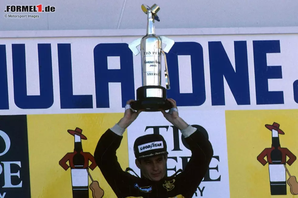 Jerez 1986: Ayrton Senna reckt den besonderen Siegerpokal, der die Form einer Sherry-Flasche hat. Für das Getränk ist Jerez de la Frontera berühmt - und nutzt den Grand Prix als Werbemaßnahme. Sponsor Tio Pepe setzt dem Flaschen-Pokal einen Hut auf und stellt sogar eine Miniatur-Gitarre dazu! Foto zur News: Jerez 1986: Ayrton Senna reckt den besonderen Siegerpokal, der die Form einer Sherry-Flasche hat. Für das Getränk ist Jerez de la Frontera berühmt - und nutzt den Grand Prix als Werbemaßnahme. Sponsor Tio Pepe setzt dem Flaschen-Pokal einen Hut auf und stellt sogar eine Miniatur-Gitarre dazu!