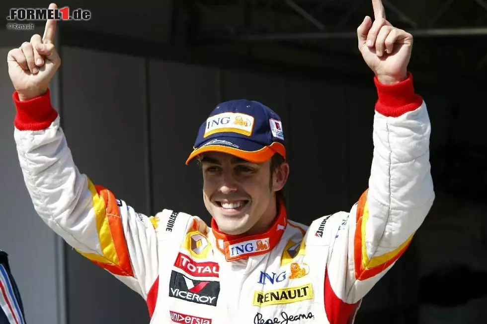 In Ungarn triumphiert etwas überraschend Fernando Alonso im eigentlich nicht sonderlich konkurrenzfähigen Renault, bevor in Valencia McLaren mit Lewis Hamilton an der Reihe ist. Die große Überraschung sollte aber ein Rennen später folgen ... Foto zur News: In Ungarn triumphiert etwas überraschend Fernando Alonso im eigentlich nicht sonderlich konkurrenzfähigen Renault, bevor in Valencia McLaren mit Lewis Hamilton an der Reihe ist. Die große Überraschung sollte aber ein Rennen später folgen ...