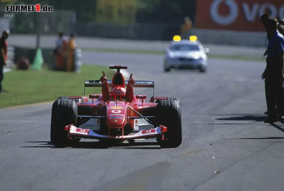 Zur Freude der Heimfans lässt sich danach Michael Schumacher (Ferrari) weder am Samstag, noch am Sonntag von Rang eins verdrängen. McLaren macht mit Kimi Räikkönen in Indianapolis den Vierer perfekt. Auf den hatten Fans übrigens fast zehn Jahre warten müssen. Foto zur News: Zur Freude der Heimfans lässt sich danach Michael Schumacher (Ferrari) weder am Samstag, noch am Sonntag von Rang eins verdrängen. McLaren macht mit Kimi Räikkönen in Indianapolis den Vierer perfekt. Auf den hatten Fans übrigens fast zehn Jahre warten müssen.
