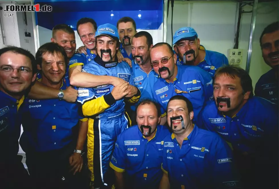 Davor gehen wir in die Saison 2003. Nach Juan Pablo Montoya (BMW-Williams) in Hockenheim startet Fernando Alonso (Renault) in Ungarn von Rang eins und feiert einen Tag später seinen ersten Formel-1-Sieg. Die erste Pole ist es für den Spanier aber nicht, denn die gab es schon beim zweiten Saisonrennen in Malaysia. Foto zur News: Davor gehen wir in die Saison 2003. Nach Juan Pablo Montoya (BMW-Williams) in Hockenheim startet Fernando Alonso (Renault) in Ungarn von Rang eins und feiert einen Tag später seinen ersten Formel-1-Sieg. Die erste Pole ist es für den Spanier aber nicht, denn die gab es schon beim zweiten Saisonrennen in Malaysia.