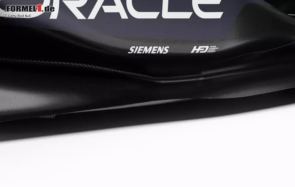 ... weniger detailreich fällt dagegen der Unterboden aus. Klarer Fall: Hier zeigt Red Bull nicht alles. Denn die Außenkante des Unterbodens wird in der finalen Version zahlreiche kleine Einschnitte und Wölbungen aufweisen, so wie zum Beispiel bei ... Foto zur News: ... weniger detailreich fällt dagegen der Unterboden aus. Klarer Fall: Hier zeigt Red Bull nicht alles. Denn die Außenkante des Unterbodens wird in der finalen Version zahlreiche kleine Einschnitte und Wölbungen aufweisen, so wie zum Beispiel bei ...
