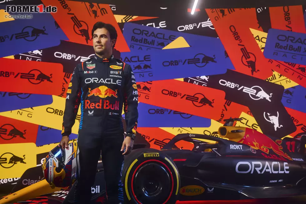 ... Perez posieren. Die Rennanzüge der Red-Bull-Fahrer sind fast unverändert zur Vorsaison, einzig der 20-Jahre-Schriftzug an den Beinen ist wirklich neu im Vergleich zu 2023. Foto zur News: ... Perez posieren. Die Rennanzüge der Red-Bull-Fahrer sind fast unverändert zur Vorsaison, einzig der 20-Jahre-Schriftzug an den Beinen ist wirklich neu im Vergleich zu 2023.