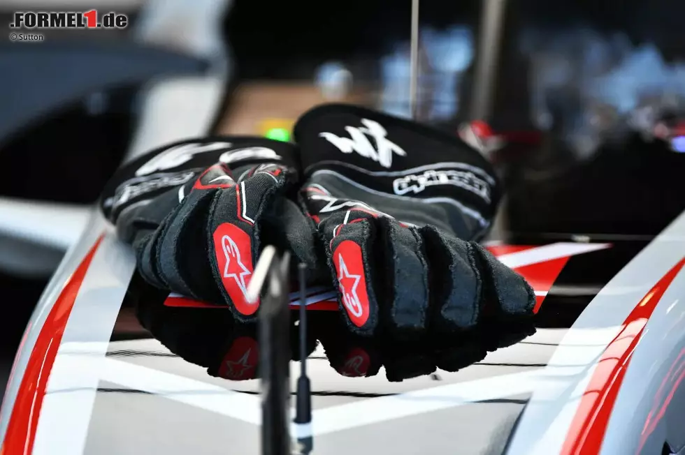 Biometrische "Geräte": Bisher waren biometrische Handschuhe vorgeschrieben in der Formel 1, 2024 nennt das Reglement nur noch "biometrische Geräte", die eingesetzt werden müssen. Neu ist auch der Zusatz: "Es sei denn, die FIA erteilt eine Ausnahme." Foto zur News: Biometrische "Geräte": Bisher waren biometrische Handschuhe vorgeschrieben in der Formel 1, 2024 nennt das Reglement nur noch "biometrische Geräte", die eingesetzt werden müssen. Neu ist auch der Zusatz: "Es sei denn, die FIA erteilt eine Ausnahme."