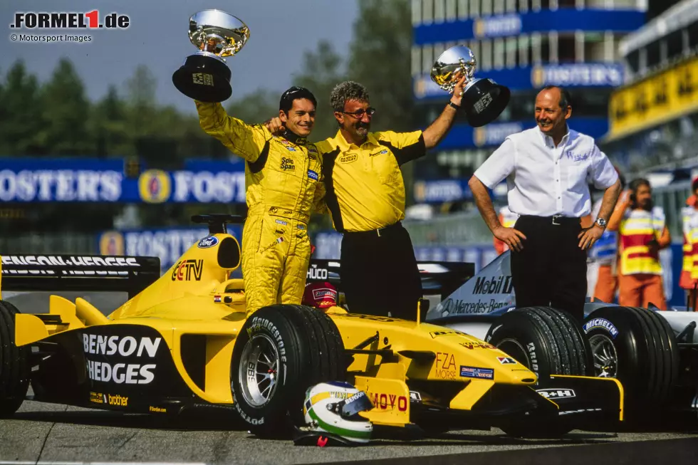 #9: Giancarlo Fisichella (Italien) gewinnt 2003 in Brasilien unter außergewöhnlichen Umständen seinen ersten Grand Prix. Es ist ein Abbruch-Rennen, bei dem zunächst Kimi Räikkönen als Sieger gewertet wird. Zwei Wochen später aber erhält Fisichella den Siegerpokal nachträglich überreicht. Danach ... Foto zur News: #9: Giancarlo Fisichella (Italien) gewinnt 2003 in Brasilien unter außergewöhnlichen Umständen seinen ersten Grand Prix. Es ist ein Abbruch-Rennen, bei dem zunächst Kimi Räikkönen als Sieger gewertet wird. Zwei Wochen später aber erhält Fisichella den Siegerpokal nachträglich überreicht. Danach ...