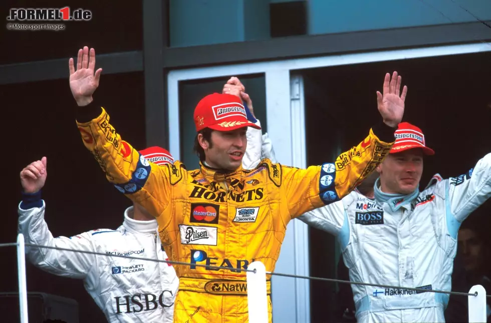 ... 36 Rennen später trägt Frentzen schon das Jordan-Gelb: Er gewinnt 1999 in Magny-Cours dank einer cleveren Boxenstrategie und erzielt im gleichen Jahr noch seinen dritten und letzten Formel-1-Sieg, ebenfalls für Jordan. Foto zur News: ... 36 Rennen später trägt Frentzen schon das Jordan-Gelb: Er gewinnt 1999 in Magny-Cours dank einer cleveren Boxenstrategie und erzielt im gleichen Jahr noch seinen dritten und letzten Formel-1-Sieg, ebenfalls für Jordan.