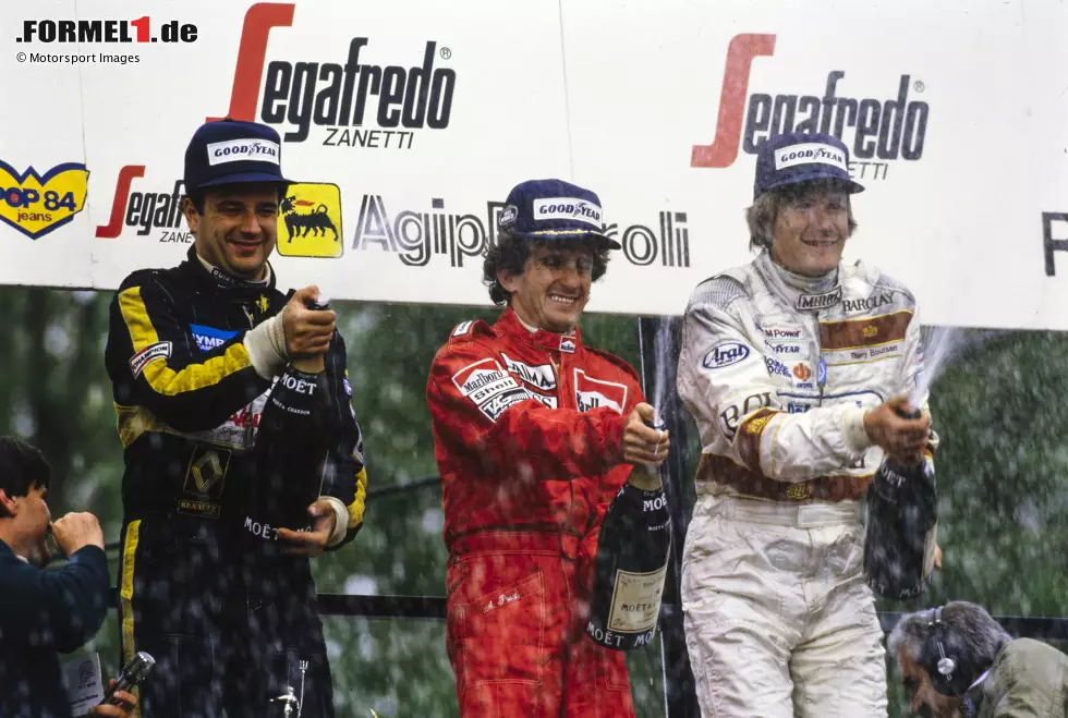 ... die Umstände sind kurios: Eigentlich wird 1985 in Imola nämlich Alain Prost als Sieger geehrt, de Angelis nur als Zweiter abgewinkt. Doch weil Prost disqualifiziert wird, "erbt" de Angelis den Sieg. Zu einem dritten Erfolg kommt es nicht: De Angelis stirbt 1986 bei einem Testunfall. Foto zur News: ... die Umstände sind kurios: Eigentlich wird 1985 in Imola nämlich Alain Prost als Sieger geehrt, de Angelis nur als Zweiter abgewinkt. Doch weil Prost disqualifiziert wird, "erbt" de Angelis den Sieg. Zu einem dritten Erfolg kommt es nicht: De Angelis stirbt 1986 bei einem Testunfall.