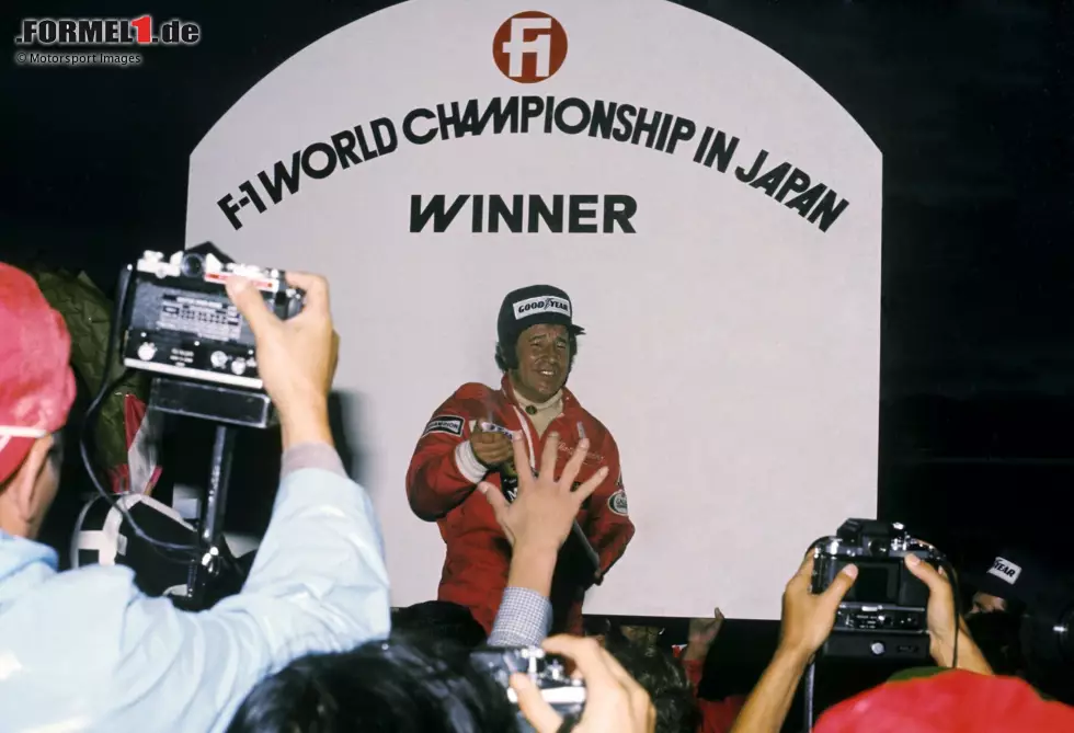 ... 38 Rennstarts später kann Andretti, dann für Lotus, zum zweiten Mal einen Grand-Prix-Sieg feiern: Er gewinnt das Saisonfinale 1976 in Fuji, in dem das dramatische Titelduell zwischen Niki Lauda und James Hunt entschieden wird. Foto zur News: ... 38 Rennstarts später kann Andretti, dann für Lotus, zum zweiten Mal einen Grand-Prix-Sieg feiern: Er gewinnt das Saisonfinale 1976 in Fuji, in dem das dramatische Titelduell zwischen Niki Lauda und James Hunt entschieden wird.