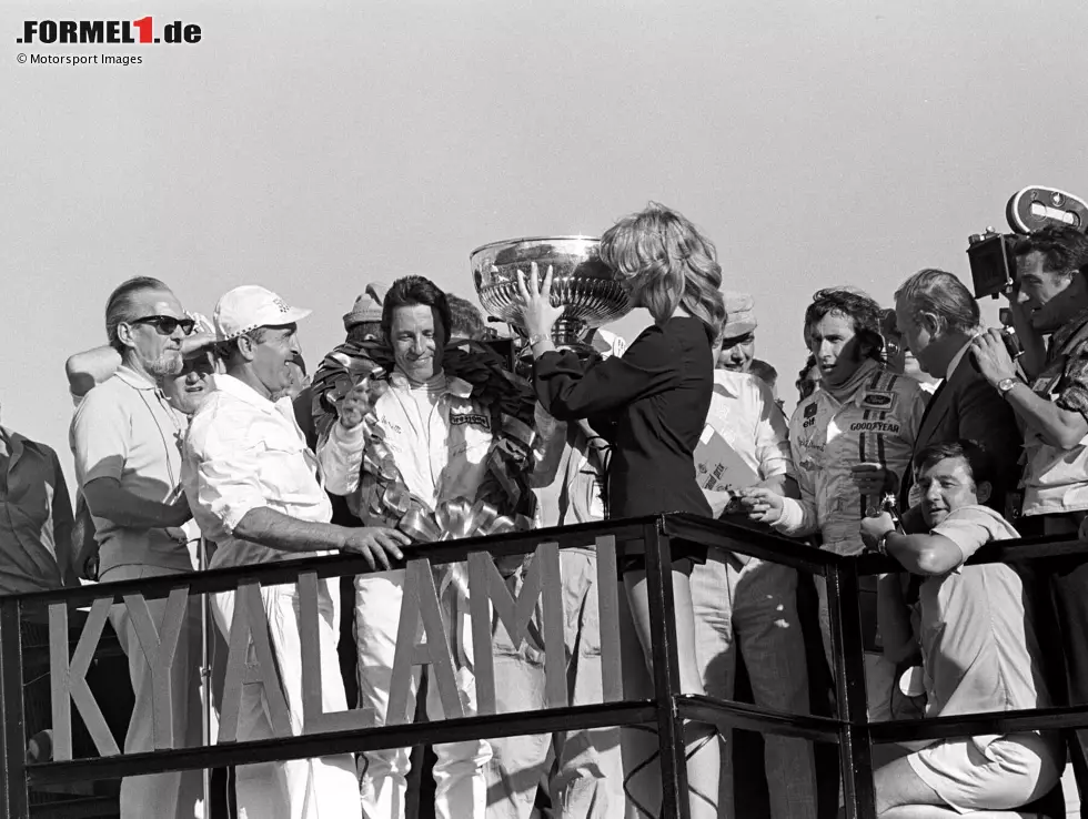 #4: Mario Andretti (USA) erobert die Herzen der Tifosi im Sturm, als er 1971 bei seinem ersten Ferrari-Einsatz in Südafrika gleich als Sieger abgewinkt wird. Doch erst ... Foto zur News: #4: Mario Andretti (USA) erobert die Herzen der Tifosi im Sturm, als er 1971 bei seinem ersten Ferrari-Einsatz in Südafrika gleich als Sieger abgewinkt wird. Doch erst ...