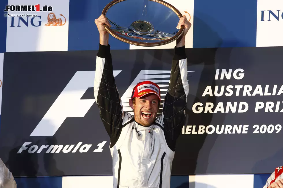 ... der Übernahme durch Ross Brawn startet Button in der Formel 1 wieder durch: Er gewinnt im Brawn BGP 01 den Saisonauftakt 2009 in Australien, 41 Rennen nach seinem ersten Sieg. Damit legt Button den Grundstein für seinen Titelgewinn im gleichen Jahr. Foto zur News: ... der Übernahme durch Ross Brawn startet Button in der Formel 1 wieder durch: Er gewinnt im Brawn BGP 01 den Saisonauftakt 2009 in Australien, 41 Rennen nach seinem ersten Sieg. Damit legt Button den Grundstein für seinen Titelgewinn im gleichen Jahr.