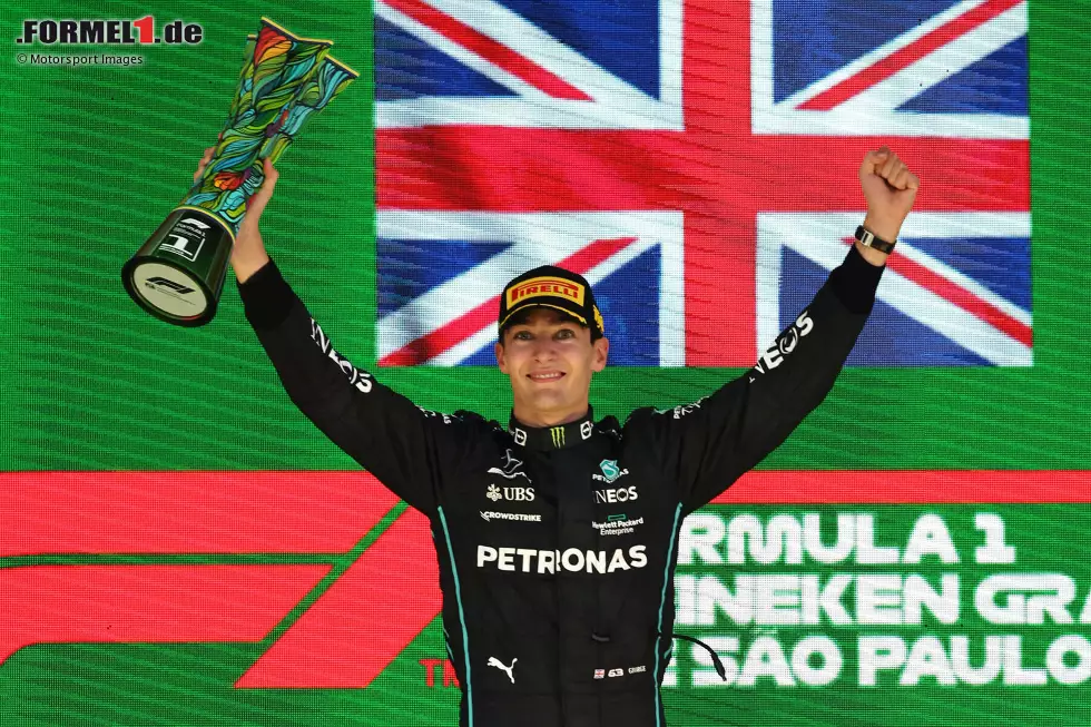 #8: George Russell (Großbritannien) erlöst Mercedes nach einem Jahr ohne Sieg beim Brasilien-Grand-Prix 2022 und jubelt erstmals als Formel-1-Gewinner vom Podium. Der erhoffte Aufwärtstrend bleibt aus und ... Foto zur News: #8: George Russell (Großbritannien) erlöst Mercedes nach einem Jahr ohne Sieg beim Brasilien-Grand-Prix 2022 und jubelt erstmals als Formel-1-Gewinner vom Podium. Der erhoffte Aufwärtstrend bleibt aus und ...