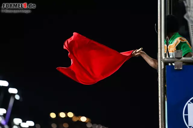 Foto zur News: Rote Flaggen gehören zur Formel 1 dazu. Wenn es nicht sicher ist, ein Rennen fortzusetzen, dann entscheidet die Rennleitung, den Grand Prix damit zu unterbrechen oder sogar ganz abzubrechen. In unserer Fotostrecke schauen wir uns die Rennen an, die mit einer roten Flagge komplett beendet wurden.