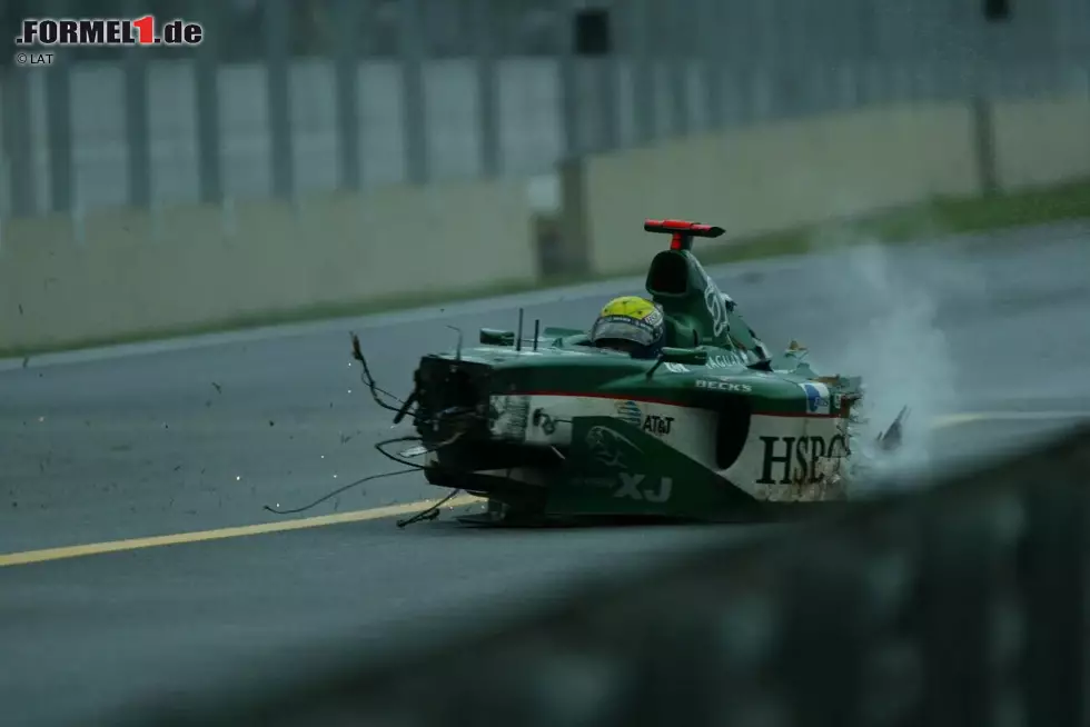 Ein Rennen mit vielen Unfällen endet auch in einem: Im Regen von Sao Paulo 2003 verunglückt Mark Webber (Jaguar) in der letzten Kurve. Fernando Alonso (Renault) kann einem Rad nicht ausweichen und fliegt ebenfalls ab. Er wird noch als Dritter gewertet, kann an der Siegerehrung aber nicht teilnehmen. Debütgewinner: Giancarlo Fisichella. Foto zur News: Ein Rennen mit vielen Unfällen endet auch in einem: Im Regen von Sao Paulo 2003 verunglückt Mark Webber (Jaguar) in der letzten Kurve. Fernando Alonso (Renault) kann einem Rad nicht ausweichen und fliegt ebenfalls ab. Er wird noch als Dritter gewertet, kann an der Siegerehrung aber nicht teilnehmen. Debütgewinner: Giancarlo Fisichella.