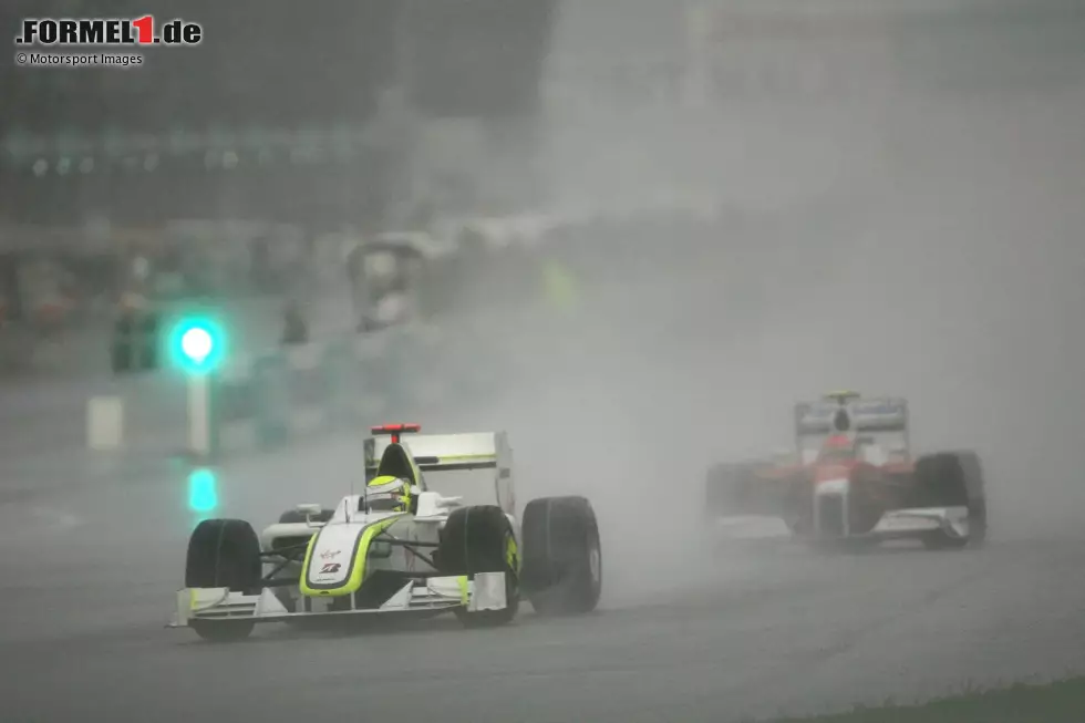 Unfahrbar sind die Bedingungen beim Rennen in Malaysia 2009, sodass reihenweise Piloten abfliegen. Der Grand Prix wird nach 31 von 56 Runden abgebrochen und Jenson Button (Brawn) zum Sieger erklärt - vor Nick Heidfeld und Timo Glock. Alle bekommen aber nur halbe Punkte. Foto zur News: Unfahrbar sind die Bedingungen beim Rennen in Malaysia 2009, sodass reihenweise Piloten abfliegen. Der Grand Prix wird nach 31 von 56 Runden abgebrochen und Jenson Button (Brawn) zum Sieger erklärt - vor Nick Heidfeld und Timo Glock. Alle bekommen aber nur halbe Punkte.