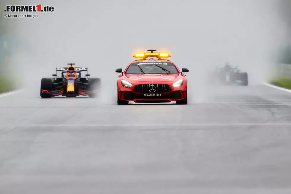 Es ist der bislang kürzeste Grand Prix der Geschichte. Die Zuschauer in Belgien bekommen 2021 vor allem viel Warterei und nur ein paar wenige Runden hinter dem Safety-Car präsentiert, dann ist endgültig Schluss. Auch ohne Rennrunde wird Max Verstappen zum Sieger erklärt. Foto zur News: Es ist der bislang kürzeste Grand Prix der Geschichte. Die Zuschauer in Belgien bekommen 2021 vor allem viel Warterei und nur ein paar wenige Runden hinter dem Safety-Car präsentiert, dann ist endgültig Schluss. Auch ohne Rennrunde wird Max Verstappen zum Sieger erklärt.