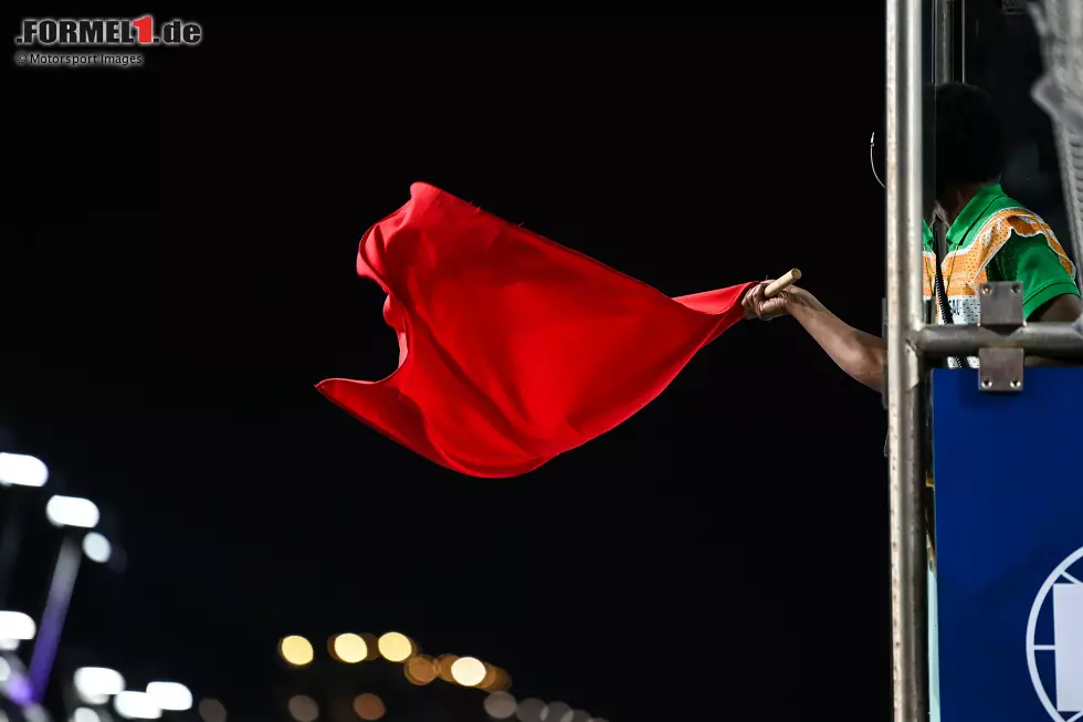 Foto zur News: Rote Flaggen gehören zur Formel 1 dazu. Wenn es nicht sicher ist, ein Rennen fortzusetzen, dann entscheidet die Rennleitung, den Grand Prix damit zu unterbrechen oder sogar ganz abzubrechen. In unserer Fotostrecke schauen wir uns die Rennen an, die mit einer roten Flagge komplett beendet wurden.