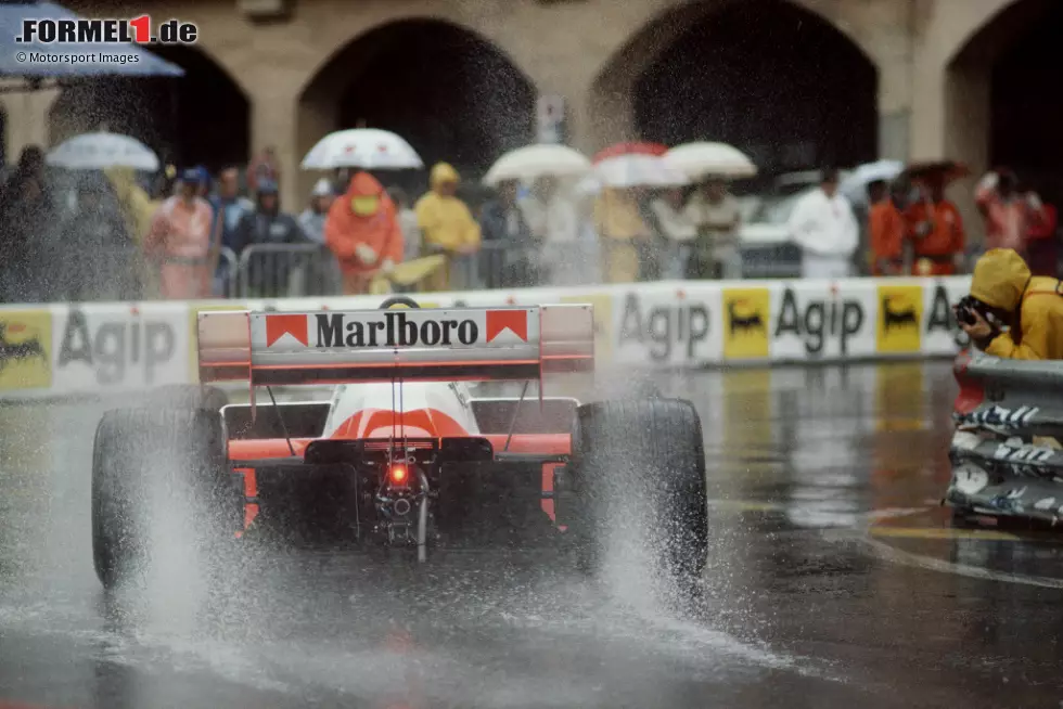 Kontrovers wird es 1984 in Monaco. Alain Prost fordert aufgrund von Regen vehement winkend den Abbruch von der Rennleitung, wohl auch weil Ayrton Senna drauf und dran ist, ihn zu überholen. Dem Brasilianer gelingt das auch, doch die Rennleitung rechnet nach dem folgenden Abbruch wieder eine Runde zurück - Prost gewinnt. Foto zur News: Kontrovers wird es 1984 in Monaco. Alain Prost fordert aufgrund von Regen vehement winkend den Abbruch von der Rennleitung, wohl auch weil Ayrton Senna drauf und dran ist, ihn zu überholen. Dem Brasilianer gelingt das auch, doch die Rennleitung rechnet nach dem folgenden Abbruch wieder eine Runde zurück - Prost gewinnt.