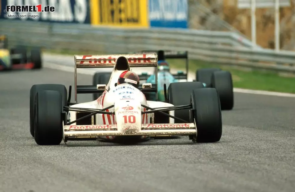 Das Rennen im portugiesischen Estoril 1990 endet zehn Runden früher als geplant. Grund ist ein Unfall zwischen Arrows-Pilot Alex Caffi und Aguri Suzuki (Lola), bei dem sich die Bergung Caffis, der sich eine Fußverletzung zuzieht, als schwierig erweist. Foto zur News: Das Rennen im portugiesischen Estoril 1990 endet zehn Runden früher als geplant. Grund ist ein Unfall zwischen Arrows-Pilot Alex Caffi und Aguri Suzuki (Lola), bei dem sich die Bergung Caffis, der sich eine Fußverletzung zuzieht, als schwierig erweist.