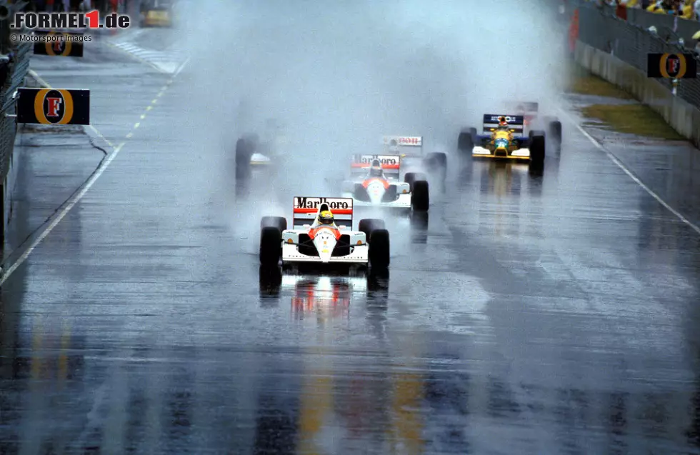 Der Große Preis von Australien in Adelaide 1991 geht damals als das kürzeste Formel-1-Rennen aller Zeiten in die Geschichte ein. Nur 24 Minuten (oder 14 Runden) dauert das Spektakel, bevor das Rennen aufgrund der regnerischen Bedingungen abgebrochen wird. Halbe Punkte werden an Sieger Ayrton Senna &. Co verteilt. Foto zur News: Der Große Preis von Australien in Adelaide 1991 geht damals als das kürzeste Formel-1-Rennen aller Zeiten in die Geschichte ein. Nur 24 Minuten (oder 14 Runden) dauert das Spektakel, bevor das Rennen aufgrund der regnerischen Bedingungen abgebrochen wird. Halbe Punkte werden an Sieger Ayrton Senna &. Co verteilt.
