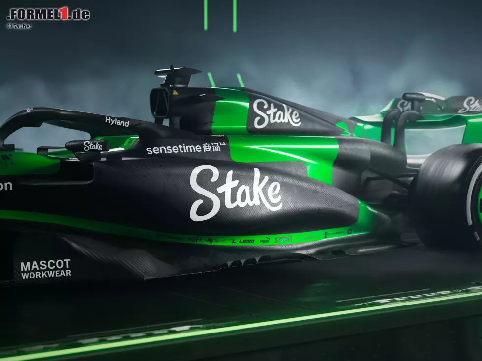 Denn Stake ist ein Online-Casino und damit in der Schweiz verboten - prompt wurde ein Verfahren eingeleitet. Auch in anderen Ländern darf der Name nicht genutzt werden, sodass Sauber dort auf eine andere Bezeichnung wechseln muss. Doch die beiden Teams sind natürlich nicht die ersten, die sich an einen Sponsor verkauft haben ... Foto zur News: Denn Stake ist ein Online-Casino und damit in der Schweiz verboten - prompt wurde ein Verfahren eingeleitet. Auch in anderen Ländern darf der Name nicht genutzt werden, sodass Sauber dort auf eine andere Bezeichnung wechseln muss. Doch die beiden Teams sind natürlich nicht die ersten, die sich an einen Sponsor verkauft haben ...