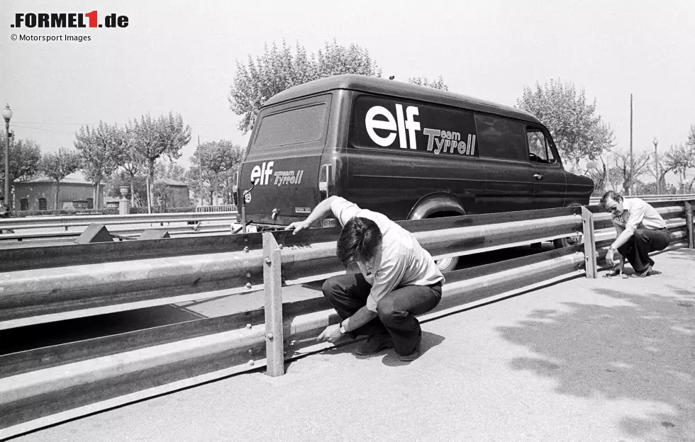 1975: Kurz vor dem Stadtrennen in Montjuich in Barcelona kommt es zum Eklat, weil die Leitplanken nicht richtig befestigt sind. Unter anderem Tyrrell-Teamchef Ken Tyrrell hilft beim Nachziehen. Weltmeister Emerson Fittipaldi und andere Fahrer aber streiken trotzdem und nehmen nicht am Rennen teil. Die Strecke fliegt dann aus dem Kalender. Foto zur News: 1975: Kurz vor dem Stadtrennen in Montjuich in Barcelona kommt es zum Eklat, weil die Leitplanken nicht richtig befestigt sind. Unter anderem Tyrrell-Teamchef Ken Tyrrell hilft beim Nachziehen. Weltmeister Emerson Fittipaldi und andere Fahrer aber streiken trotzdem und nehmen nicht am Rennen teil. Die Strecke fliegt dann aus dem Kalender.